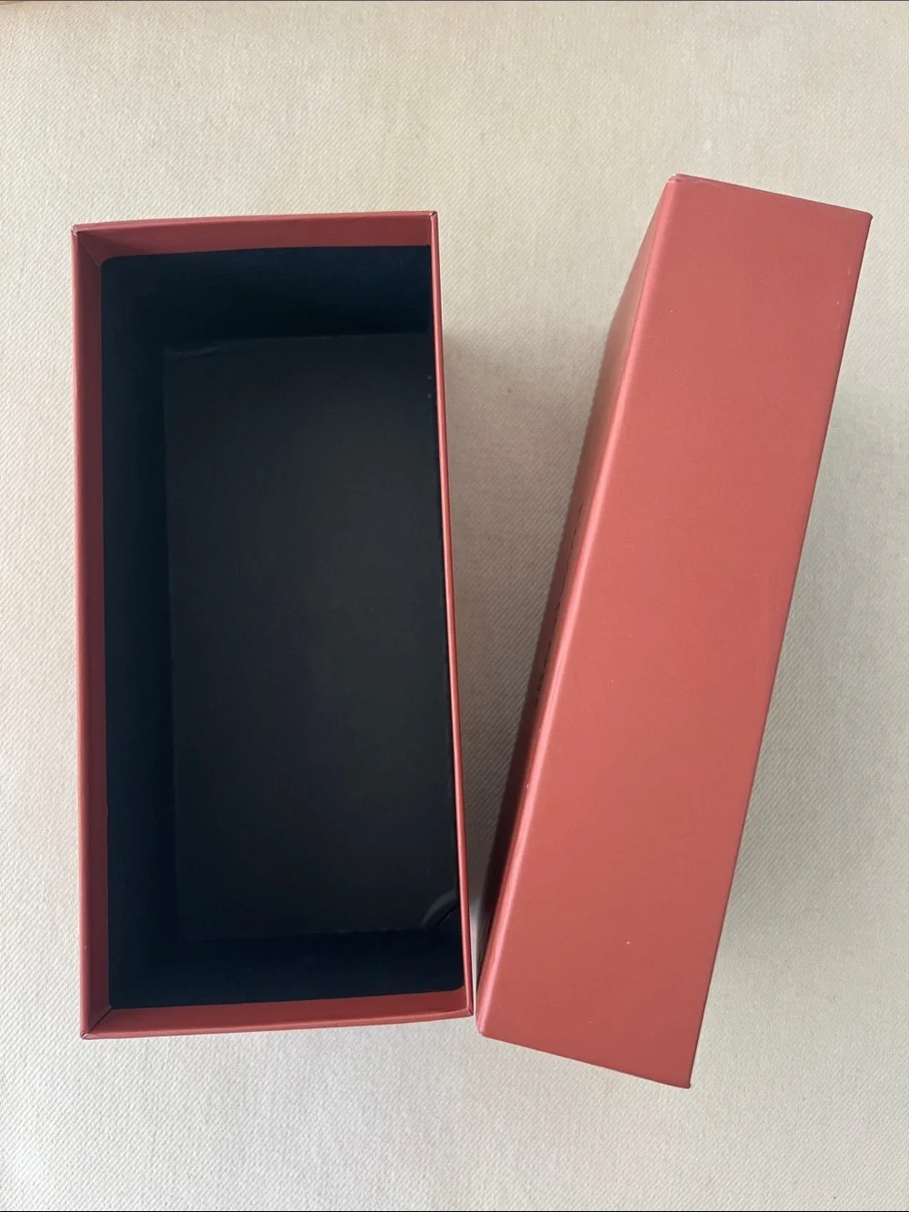 illesteva Sunglasses Box - with Logo